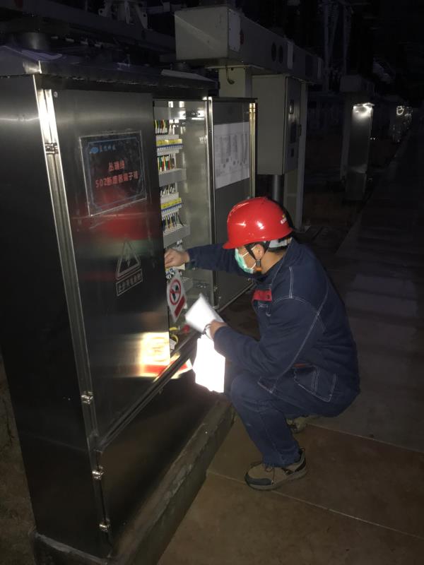 图为电力技术人员在蓝思科技主厂区检查设备故障。