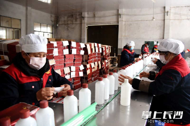 工人们牺牲休息时间，加班加点工作。