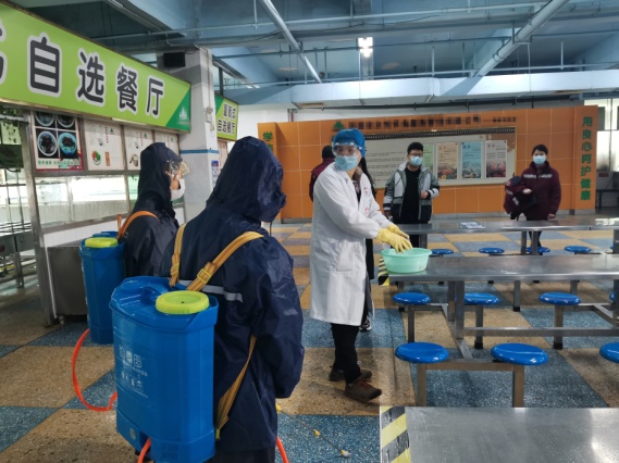 现场指导企业复工前消毒工作。