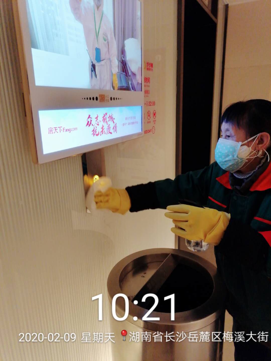 步步高梅溪新天地工作人员今日对公共区域进行消毒。