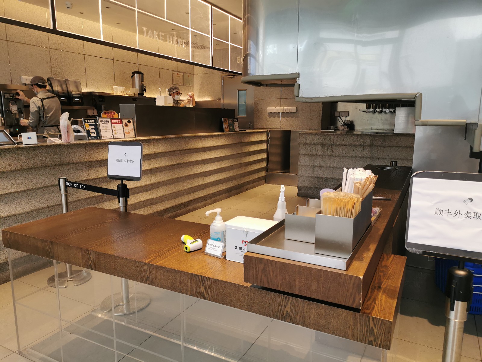 喜茶外卖取餐区，为外卖小哥准备了测温枪、免洗消毒洗手液等。