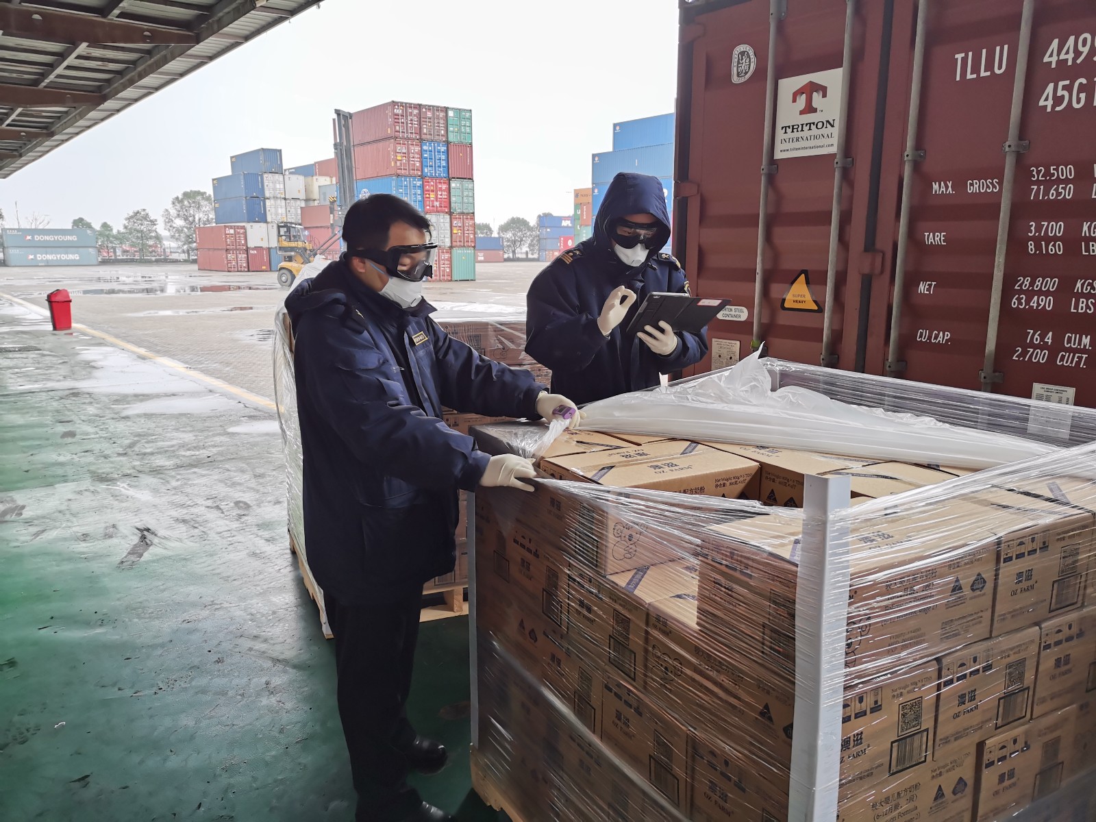 关员坚守货运一线全力保障中欧班列（长沙）正常运行。