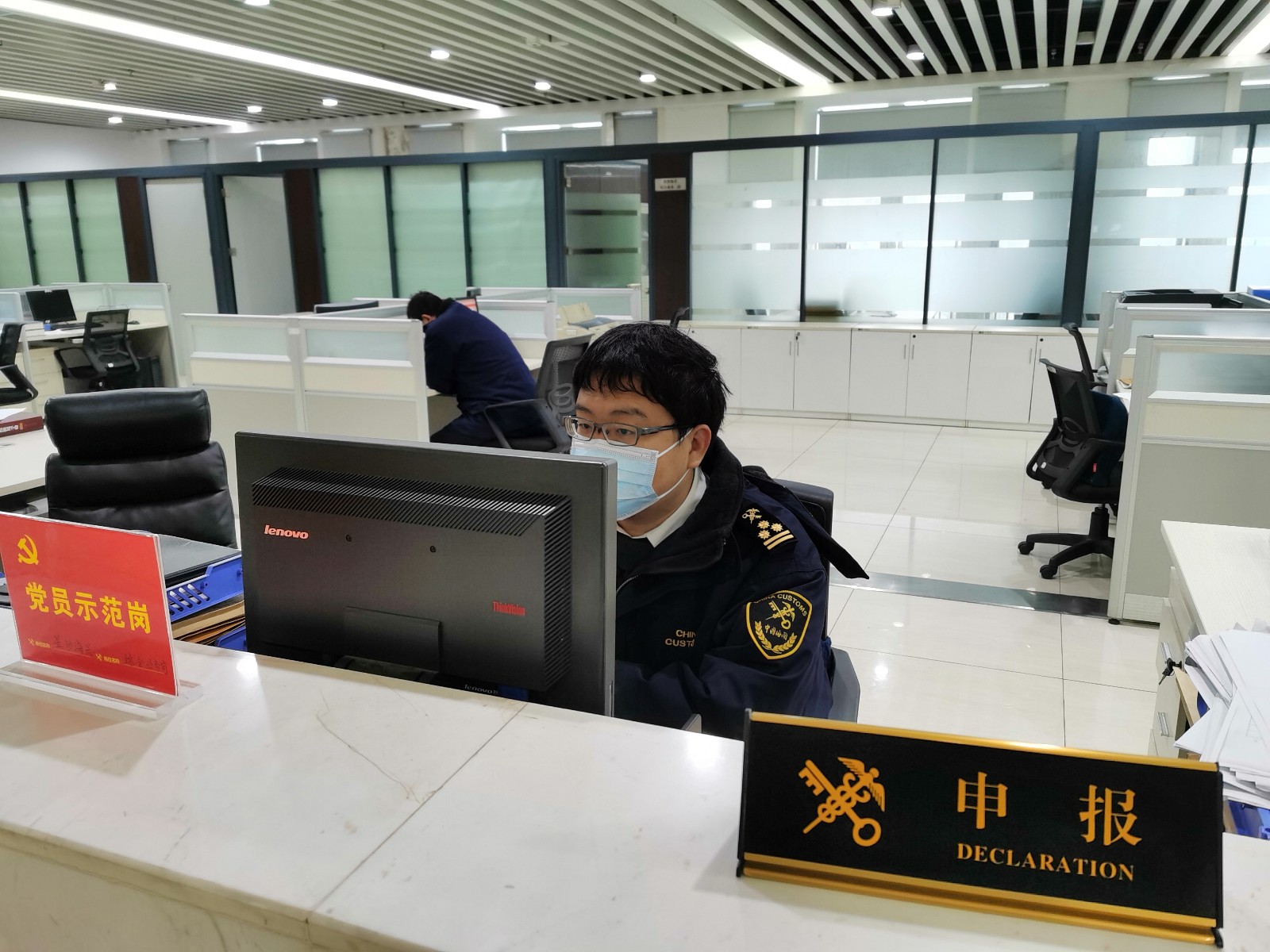 长沙海关关员接受外贸企业网上申报。