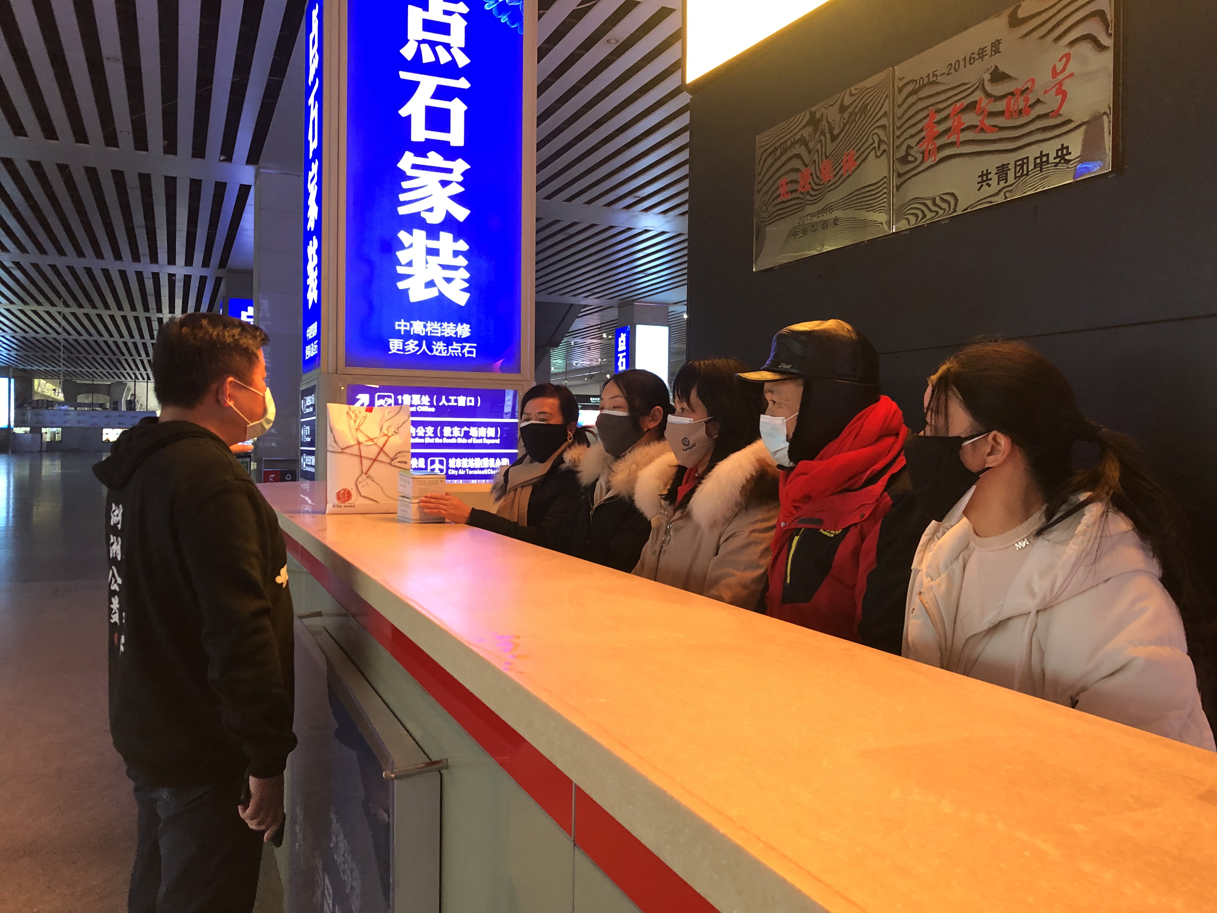 在长沙火车南站，长沙群英会的志愿者们对旅客提供出行引导、防疫知识讲解、防疫物资发放等等志愿服务活动。