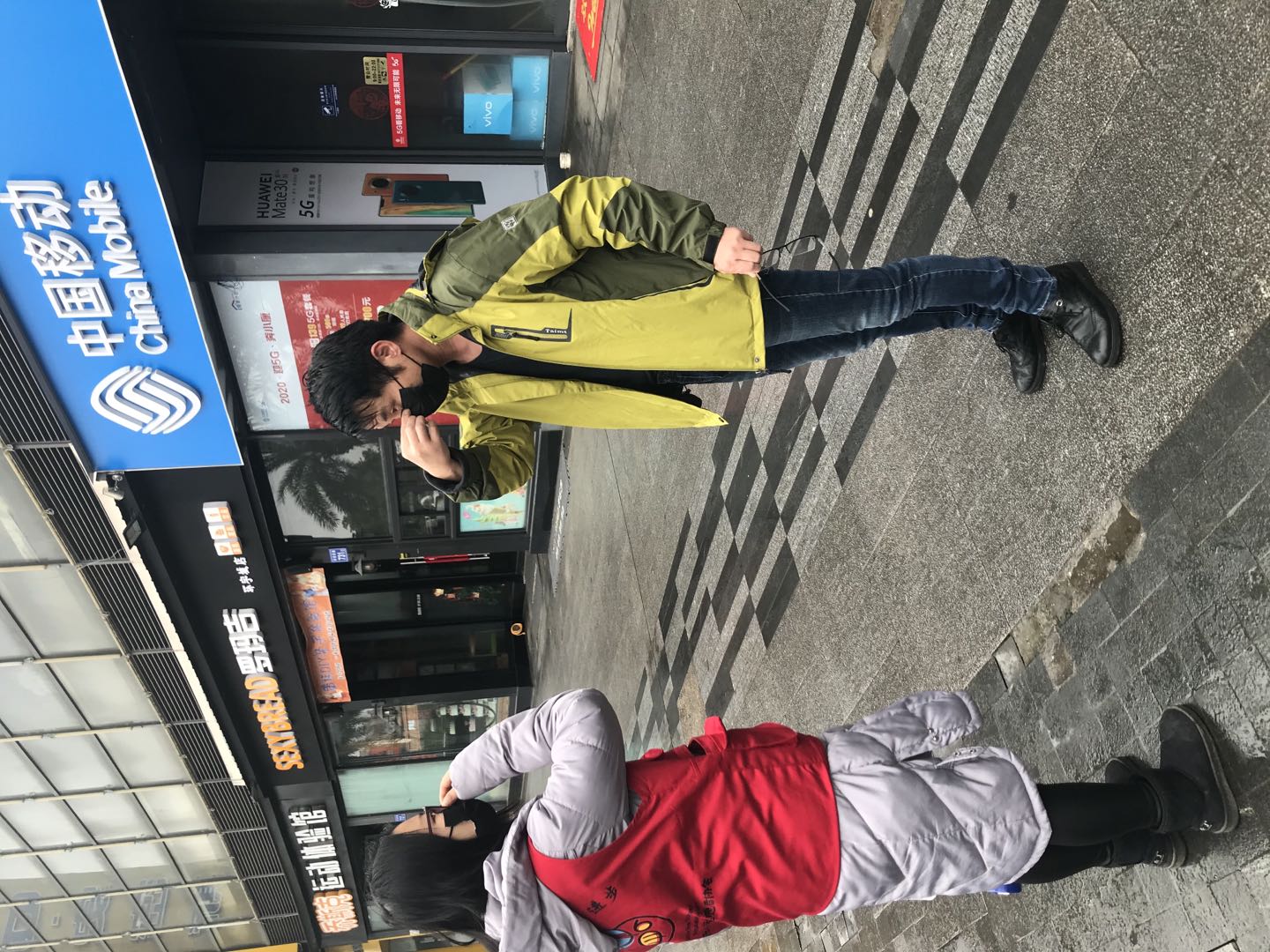 小蜜蜂志愿者在友阿奥特莱斯门口开展公共场所防疫宣传，教市民正确佩戴口罩。