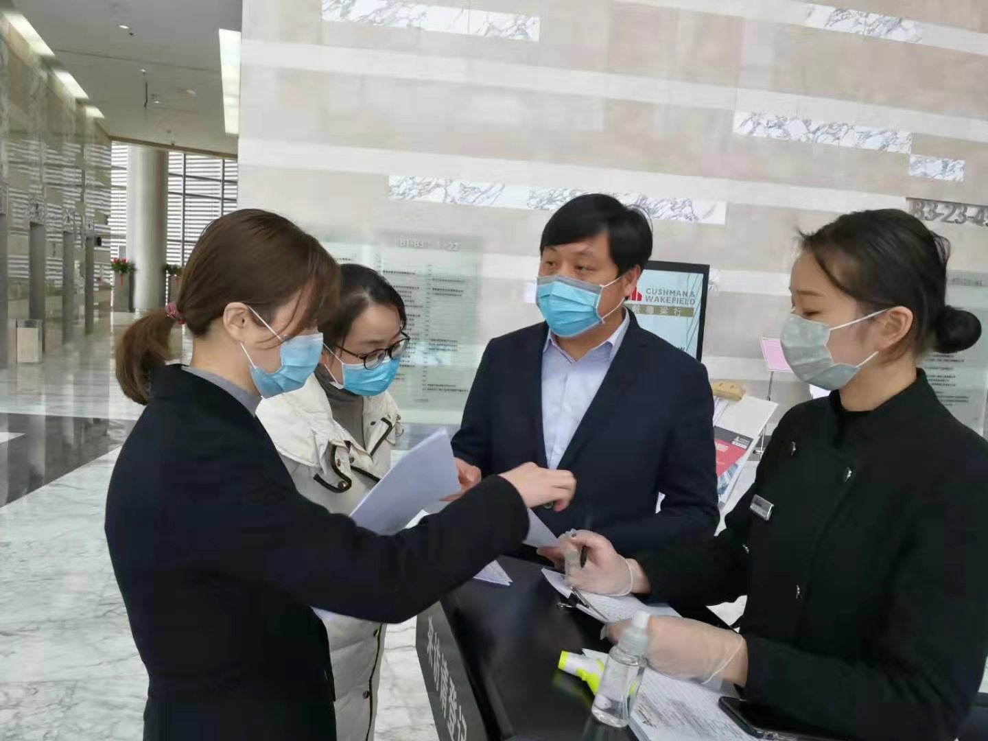 在新河街道三角洲社区，社区防疫志愿服务队积极参与人员摸排、统计上报、维护秩序、宣传引导等社区防疫工作。