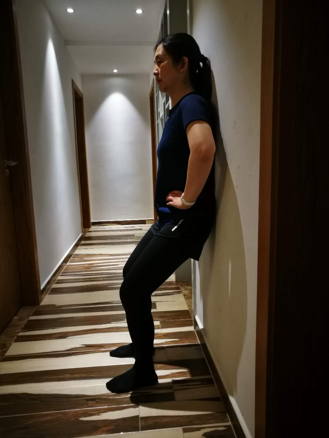 靠墙静蹲