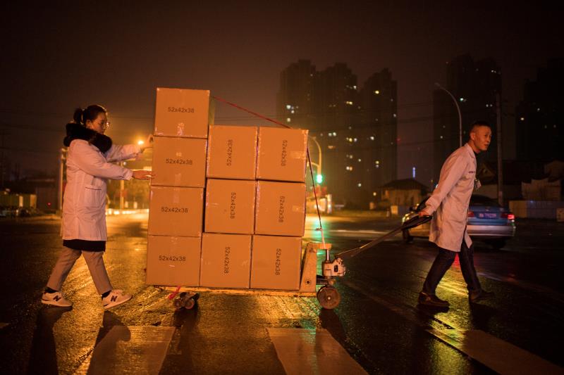 老百姓大药房的工作人员在连夜配送口罩等抗“疫”物资