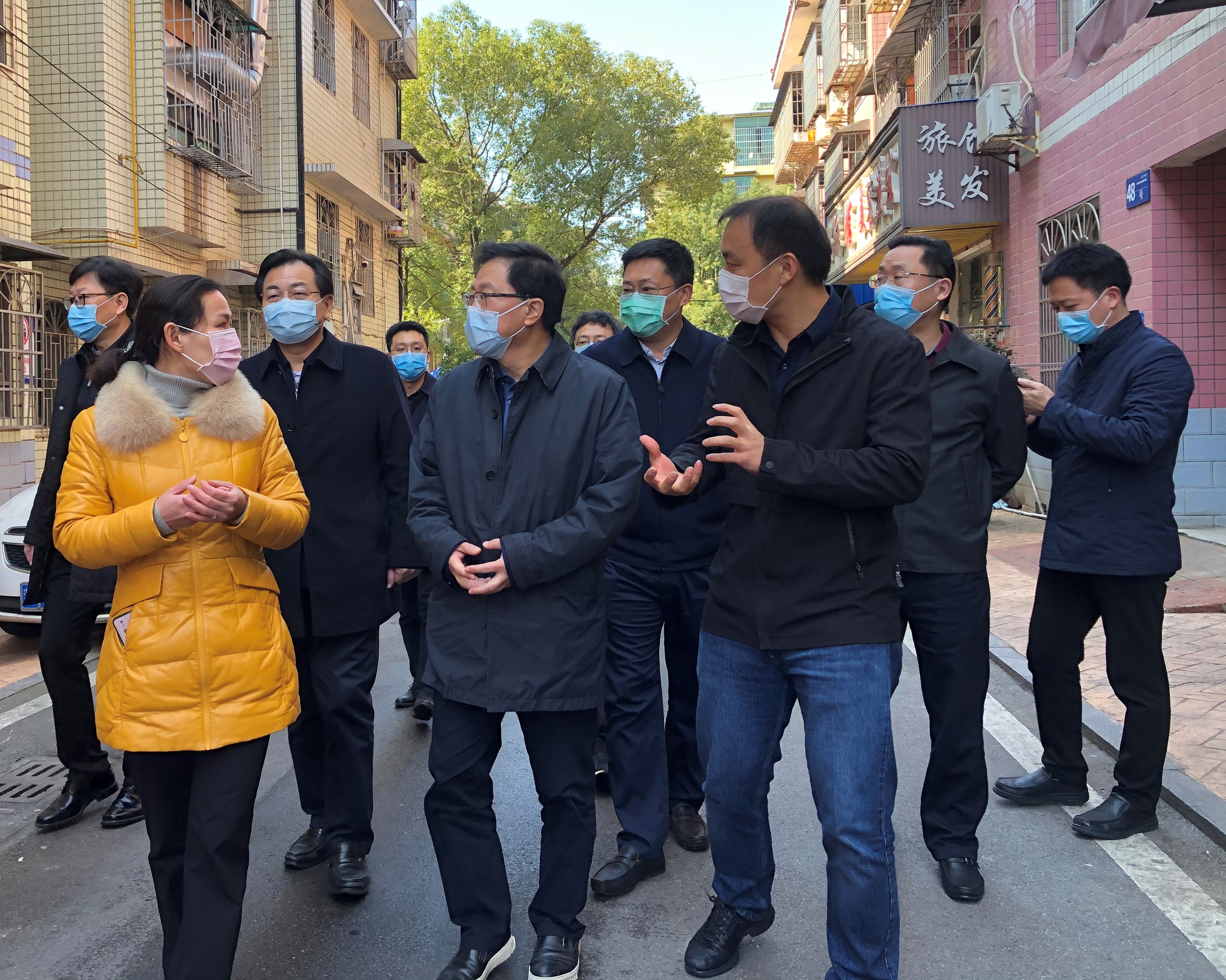 陈文浩一行走进天心区青园街道友谊小区调研基层防控工作。 长沙晚报全媒体记者 钱娟 拍摄