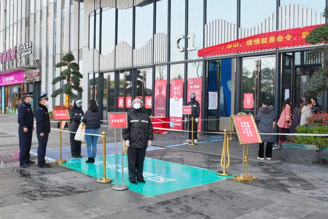 万达广场，企业员进入楼宇前要进行检测。通讯员 张铁山供图。