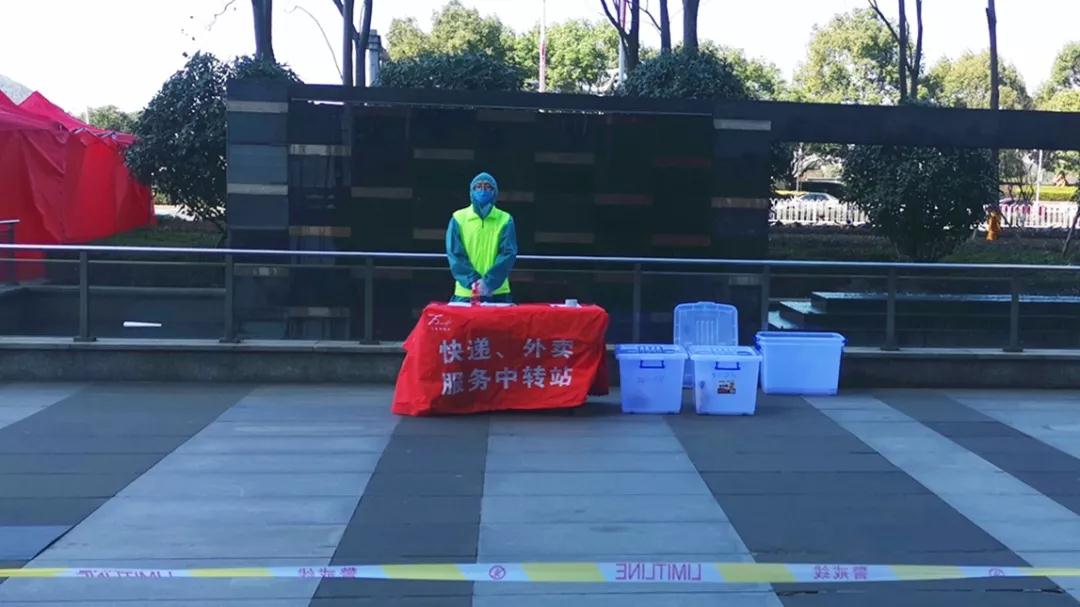 民警和物业设立外卖服务中转站，解决上班人员的就餐问题。通讯员 张铁山供图。