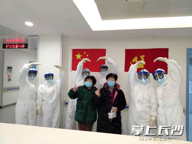 充满友爱的医患。