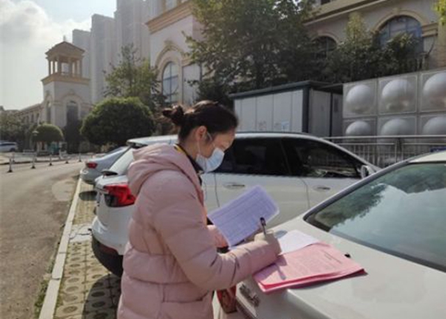 长沙县司法局湘龙司法所工作人员李利湘深入社区排查。