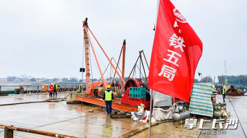 资水特大桥全长9267.57米，图为工人们正在水上平台施工作业。