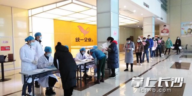 开设专门检测点，安排专业人员为企业员工检测体温及调查流行病史。
　

