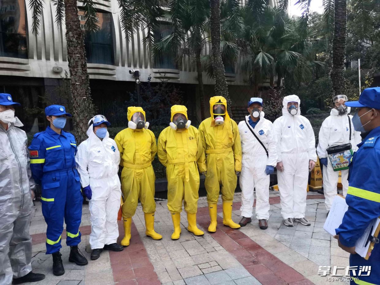 消杀前，进行消杀动员、分工。图片均为长沙晚报全媒体记者 贺文兵 摄