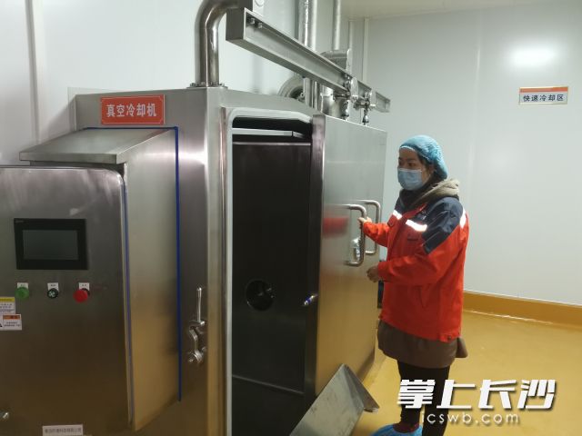 工作人员在操作真空冷却机。长沙晚报全媒体记者 王斌 摄