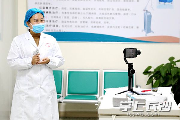 省疾控中心传染病防治科主管医师张恒娇在向大众传授有关传染病防治知识。