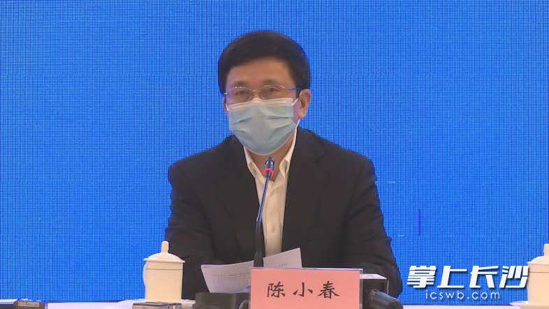 省卫生健康委党组书记、主任陈小春在发布会上进行全省近期疫情防控有关工作的通报。
