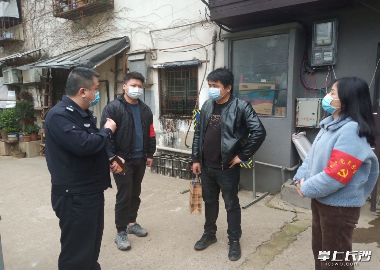 户籍民警给项目指存在的安全隐患问题。通讯员 吴祖常 摄