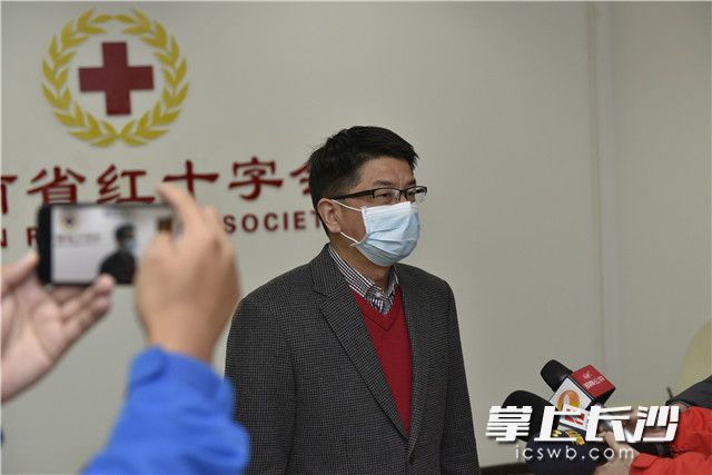袁隆平院士秘书杨耀松接受媒体采访。