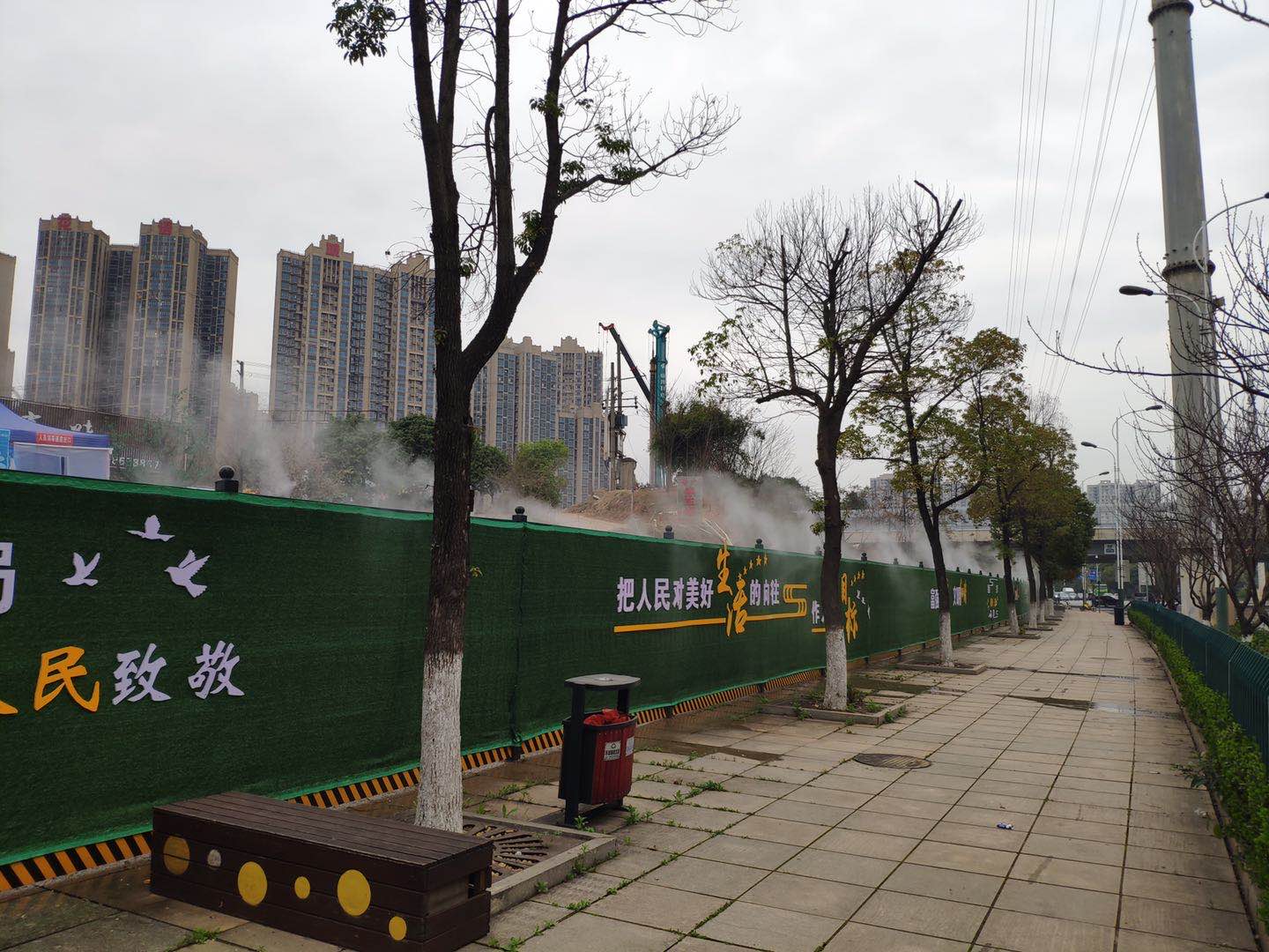 3月2日，县住建局检查万家丽北路快速化改造（含电力隧道工程），现场施工采取了湿法作业，已开启喷淋，出入口冲洗干净，无带泥上路现象。