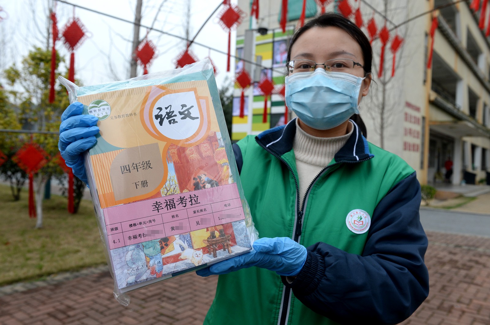已经打包好的新教材即将送到学生家门口。长沙晚报全媒体记者 石祯专 摄