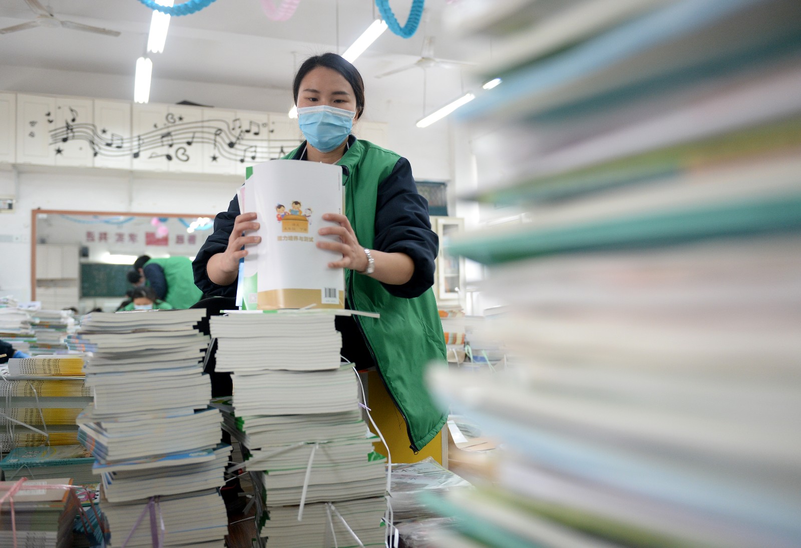 新竹二小的教师正对新教材进行分拣、打包。长沙晚报全媒体记者 石祯专 摄