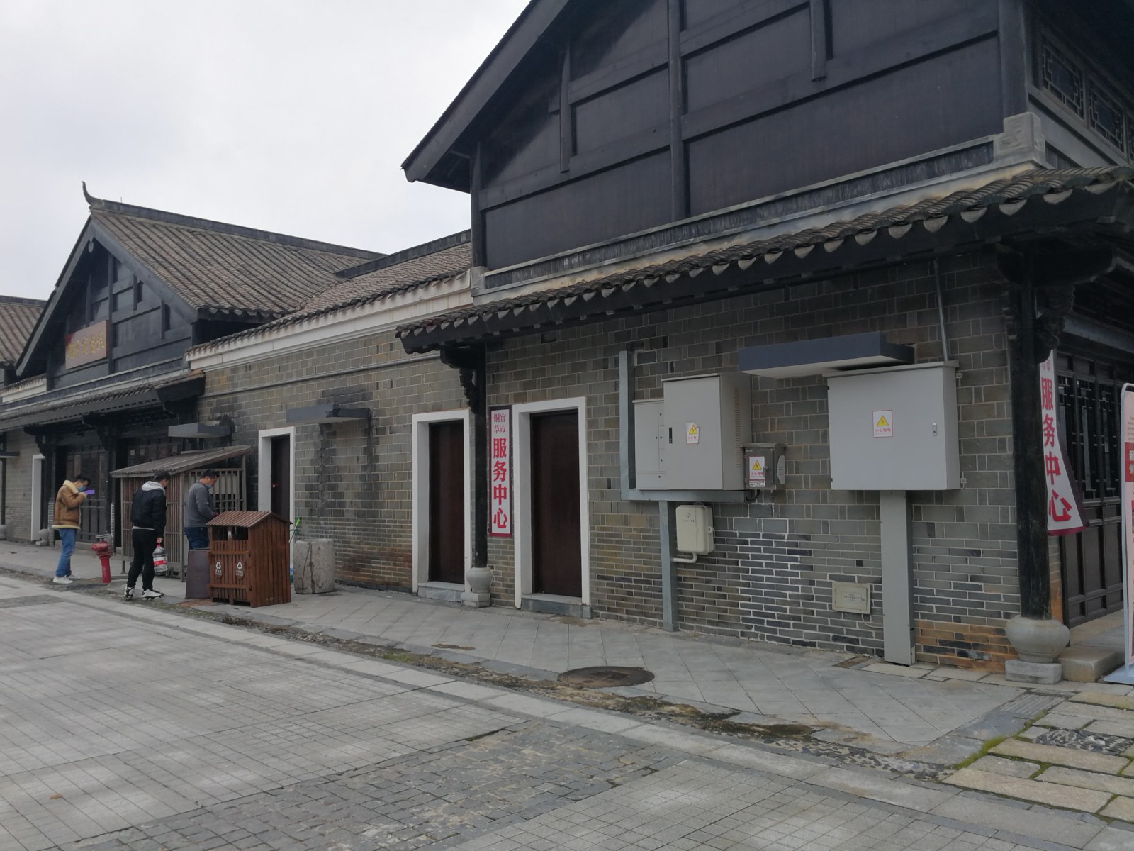  铜官草市打造成连续性的沉浸式体验场景，将利用稍显杂乱、无序的场景来破除铜官草市规整的街道、建筑和布局。