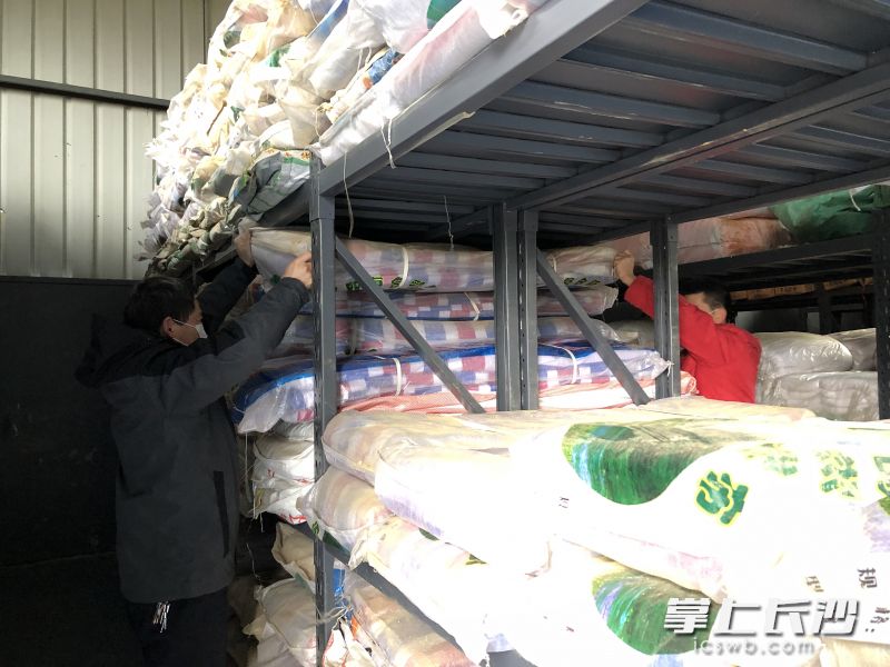 望城区大众垸防汛抗旱指挥部，工作人员正在清点防汛物资。长沙晚报全媒体记者 钱娟 拍摄