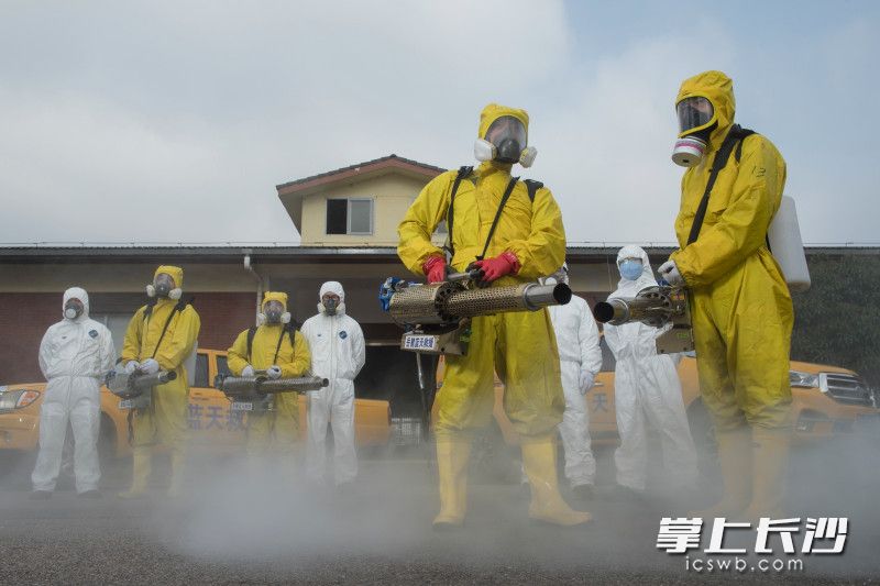 岳麓蓝天连续一月无偿为长沙进行消杀作业。照片均为长沙晚报全媒体记者 黄启晴 摄