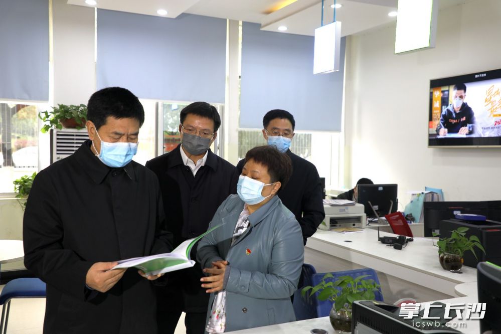 傅奎现场督导检查桔子洲街道学堂坡社区基层疫情防控工作。均为长沙晚报通讯员邓纪欢摄。