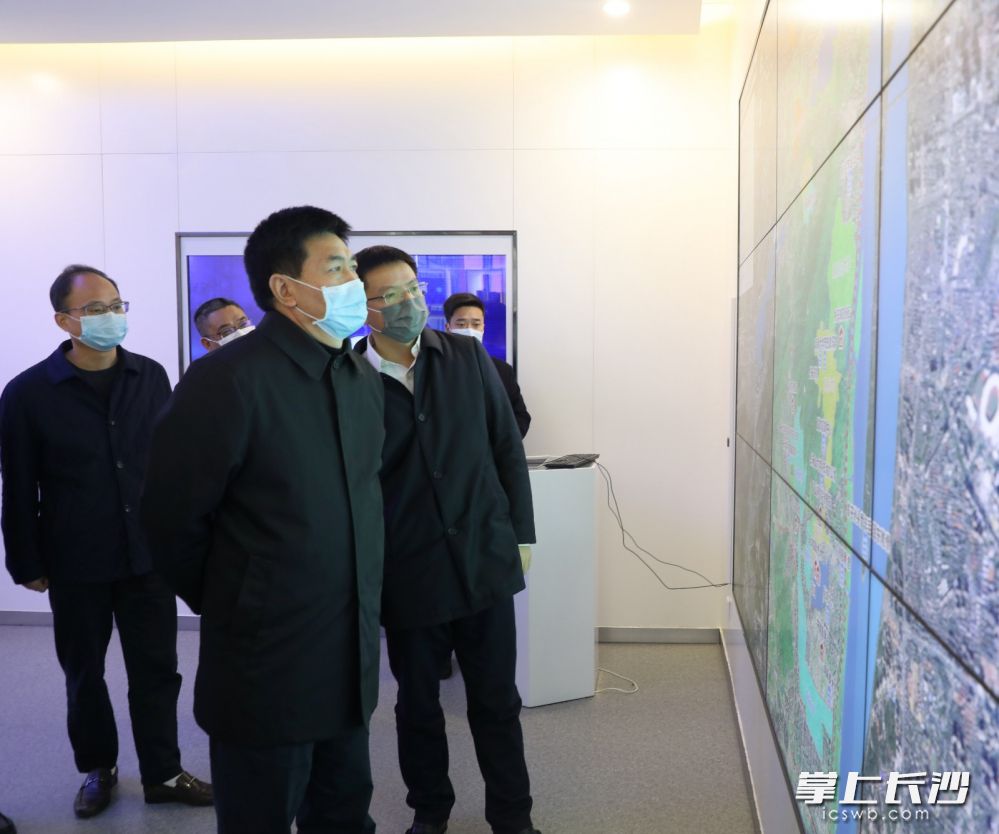 傅奎一行在岳麓山国家大学科技城推进委员会督导检查疫情防控和复工复产工作。