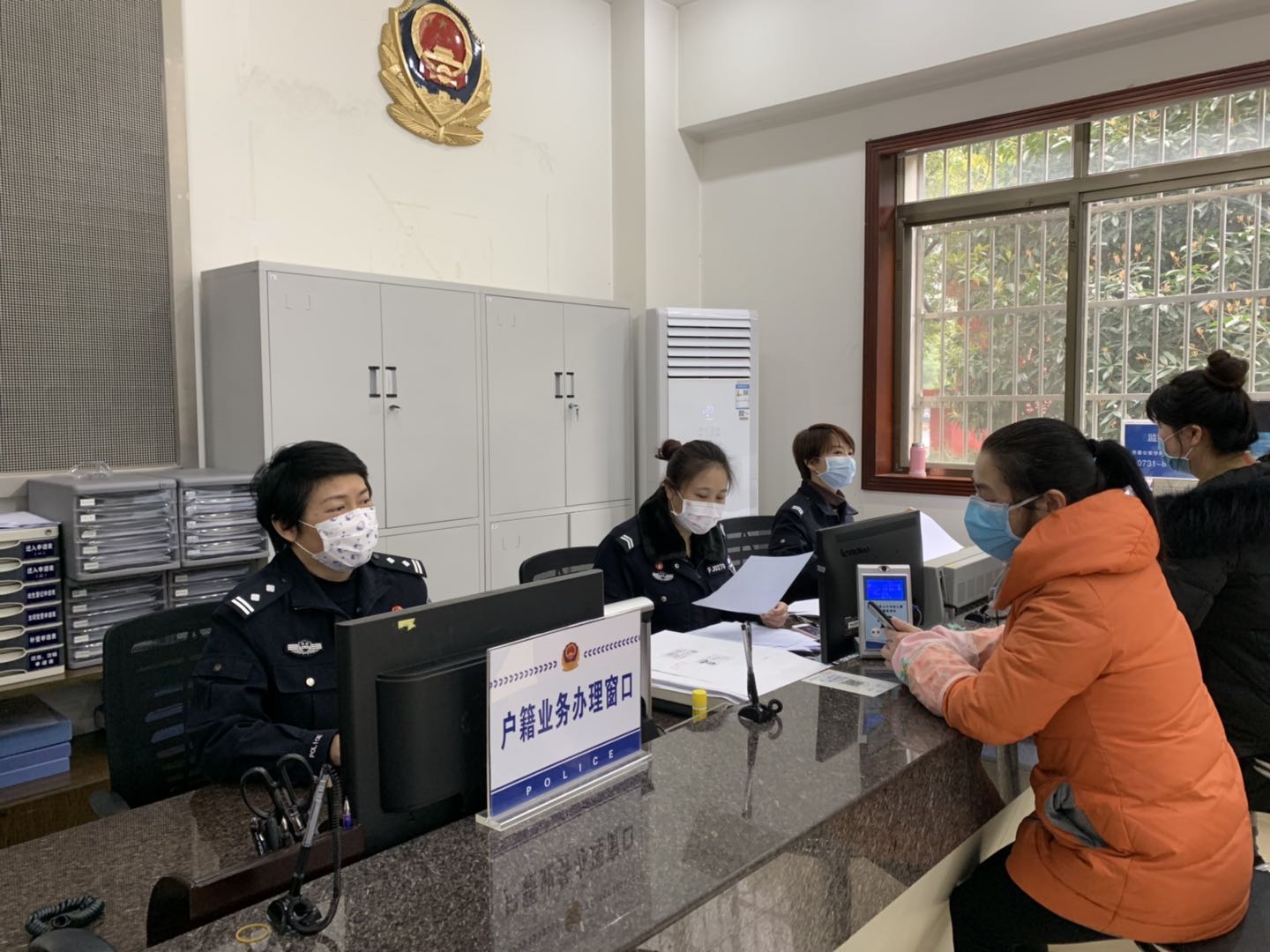 刘敏在为市民办理业务。长沙晚报全媒体记者 邓艳红 摄