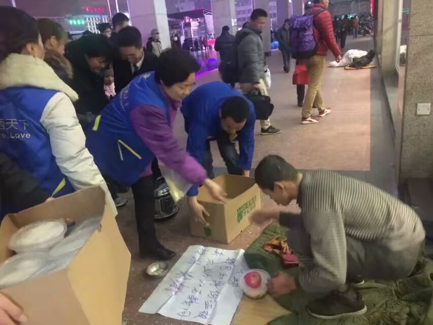 为流浪人员送盒饭。受访者供图
