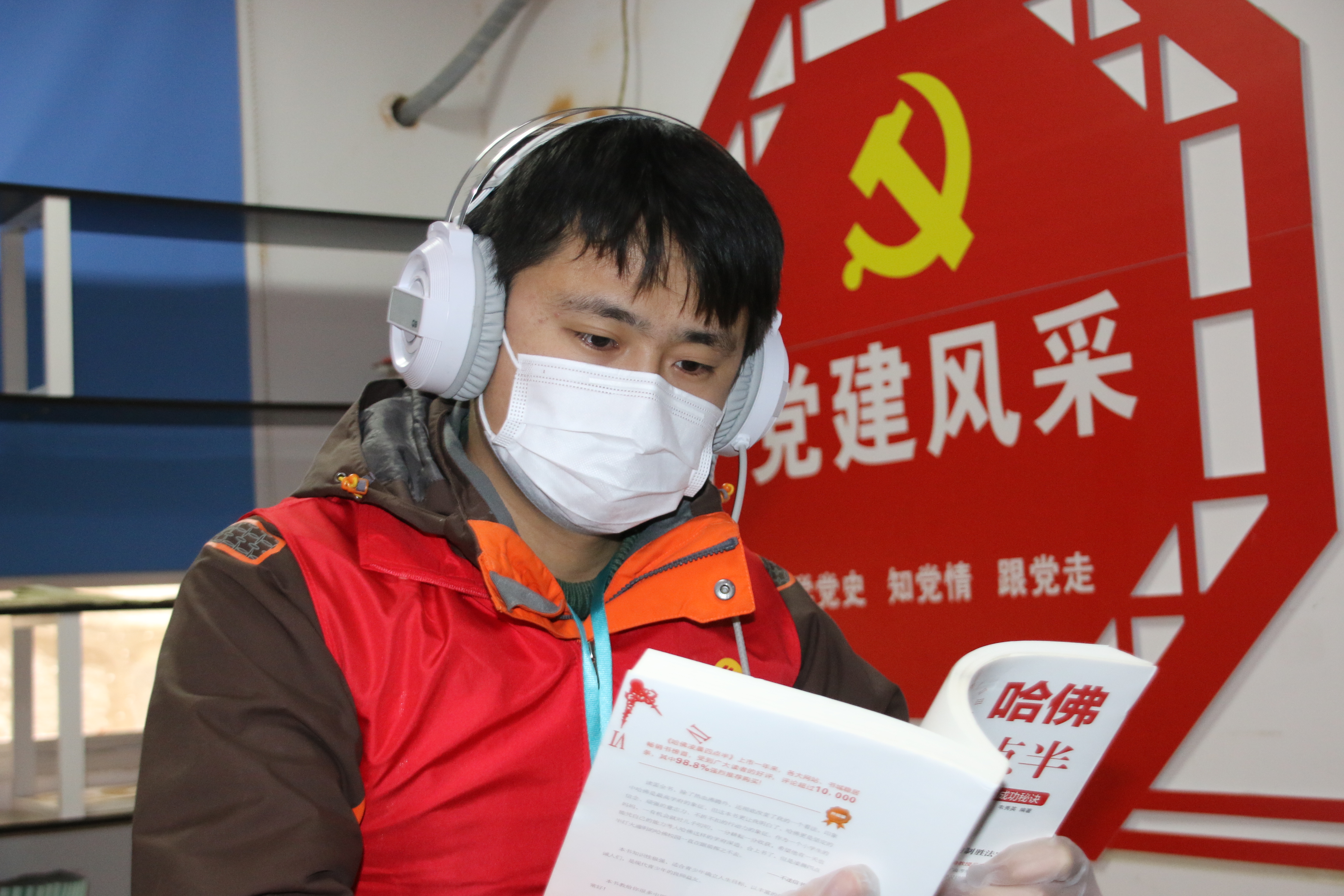 长沙地铁6号线六项目超英志愿者、brook机器人操作手李智正在讲述brook机器人的操作故事。长沙晚报全媒体记者 陈焕明 通讯员 张清 王真 摄影报道