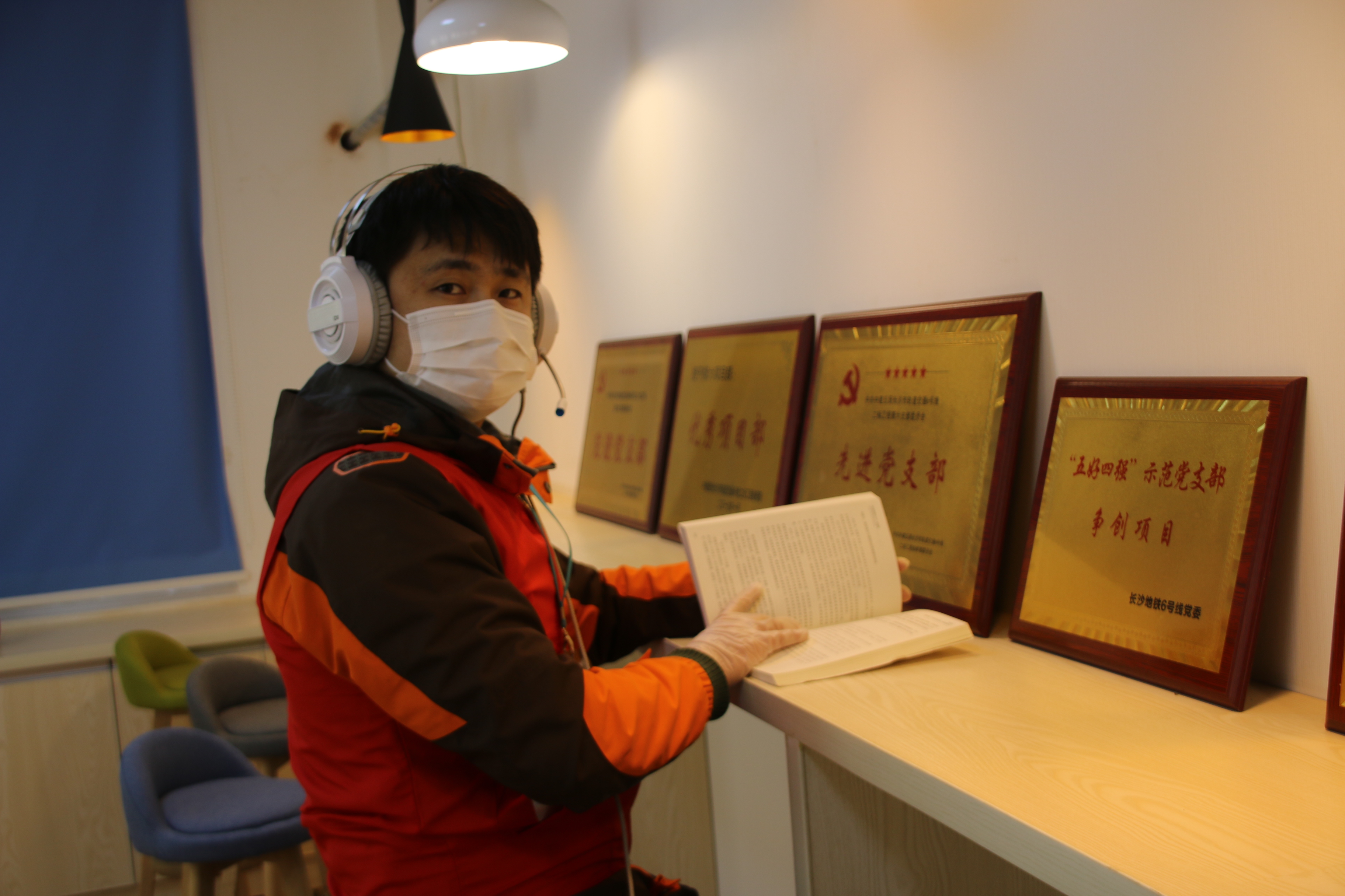 李智正在准备录制音频