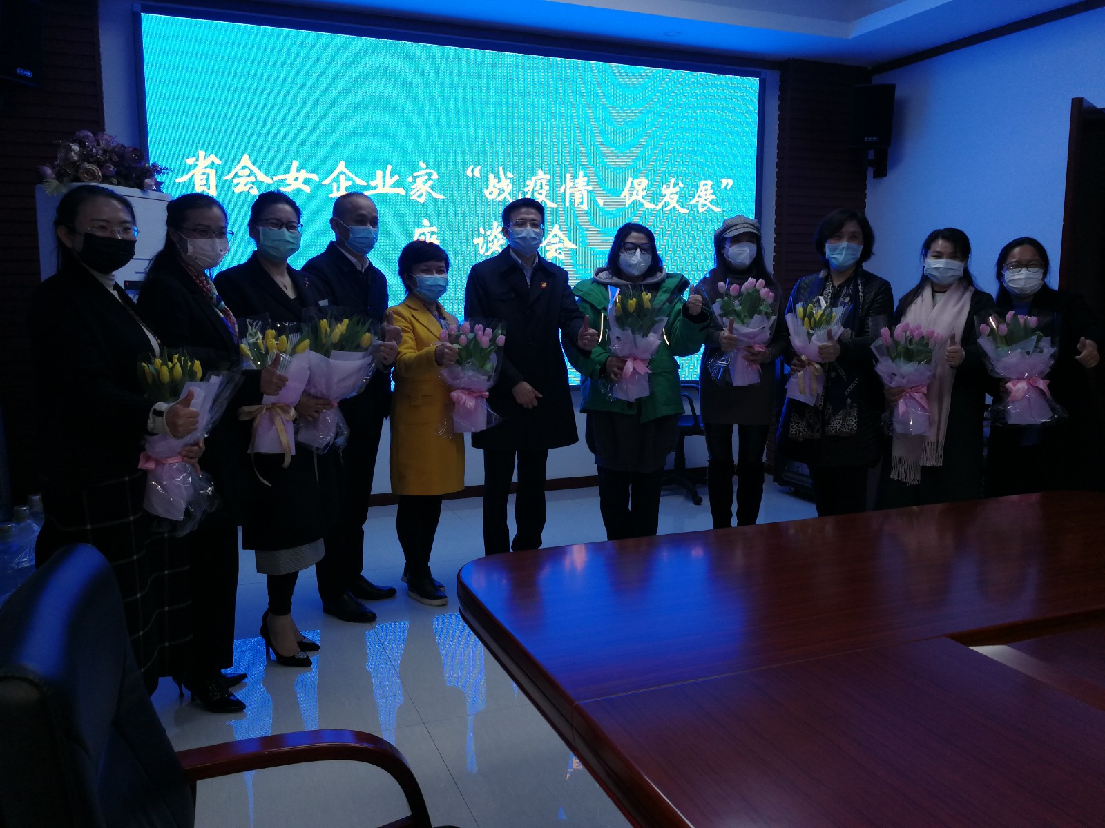 今天，市工商联举行省会女企业家“战疫情、促发展”座谈会，邀请8位女企业家座谈，共庆“三八妇女节”。  长沙晚报全媒体记者 黎铁桥摄