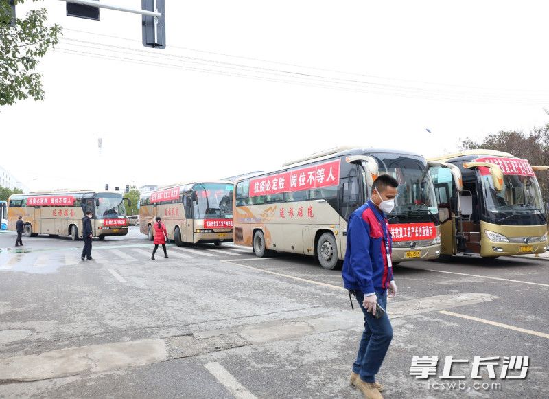 各地的直通车运送务工人员到达蓝思科技公司门口。