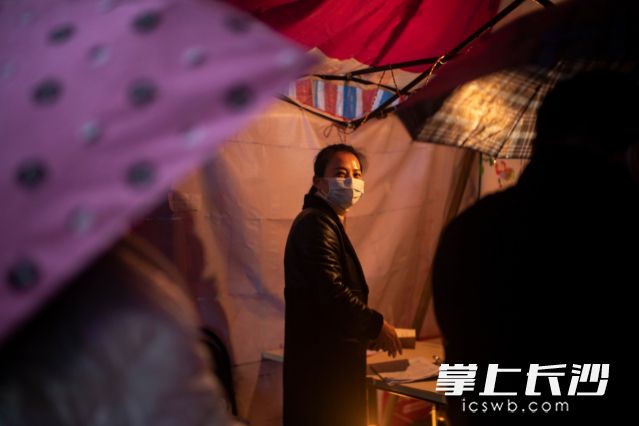 在值班点的时候，过往居民都会和她打招呼。