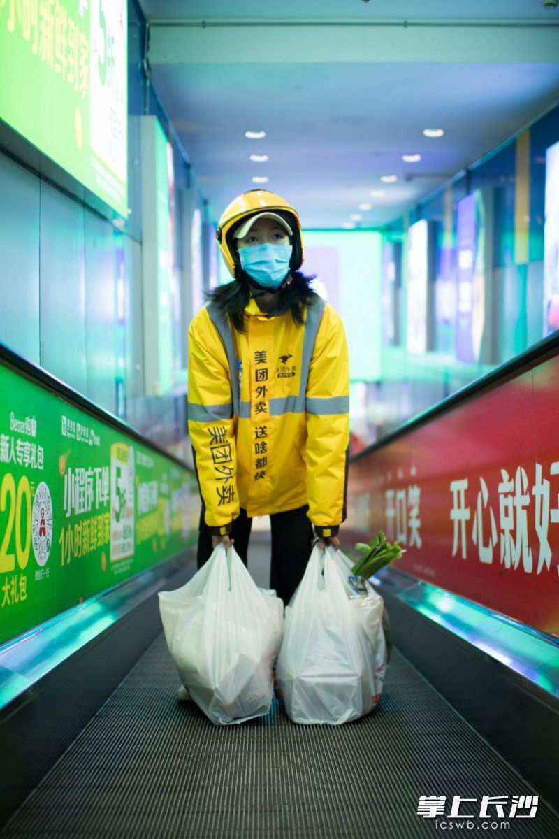 3月5日,她接到一个超市的配送单,这个顾客买了一大堆的食材。她提起来有些吃力。 3月5日,她接到一个超市的配送单,这个顾客买了一大堆的食材。她提起来有些吃力。