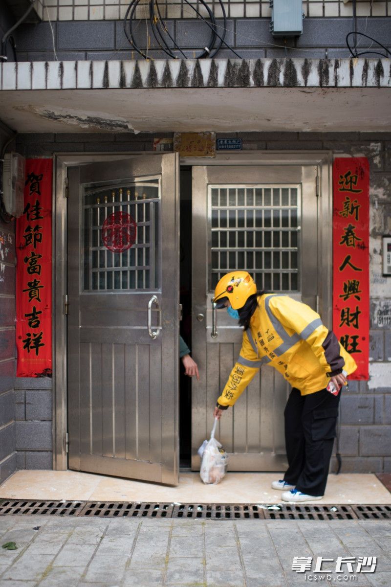 因为疫情的缘故,现在都提倡无接触送餐。在送达顾客地点后,王勋将外卖放在门口。 因为疫情的缘故,现在都提倡无接触送餐。在送达顾客地点后,王勋将外卖放在门口。