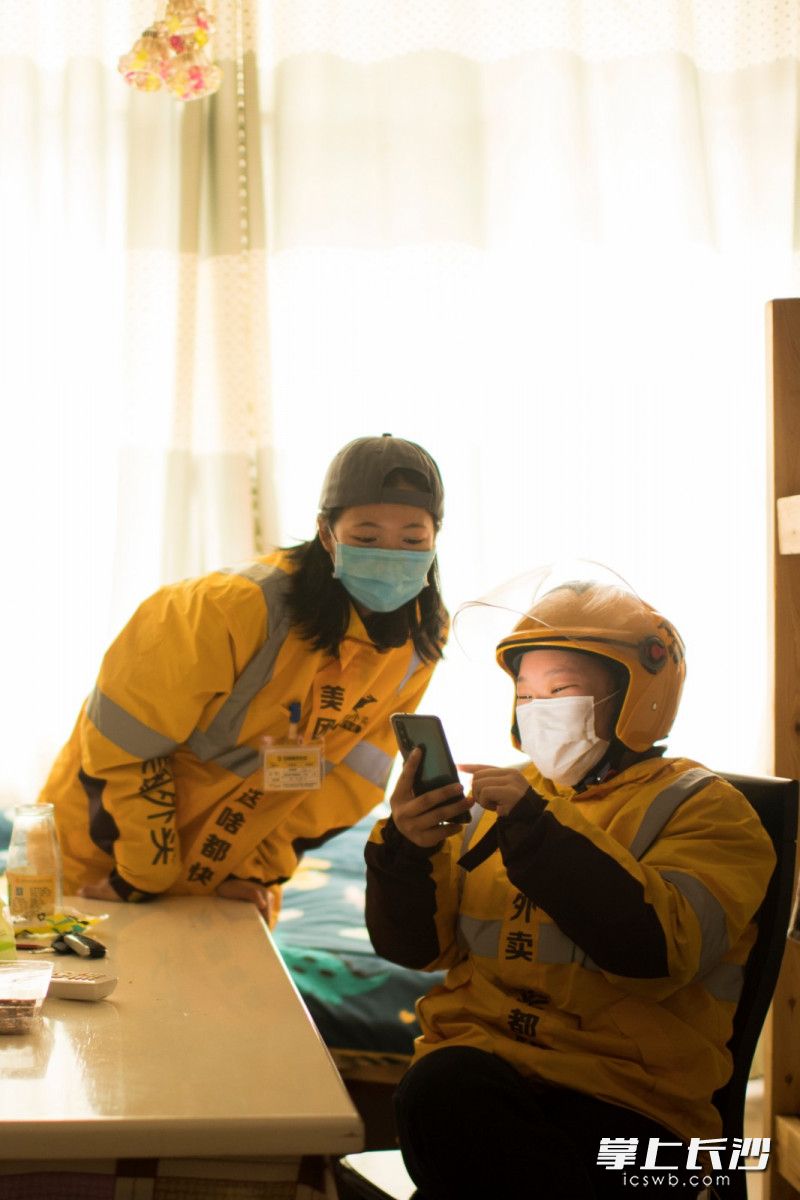在站里,王勋不是唯一的女骑手。现在站里有5个女骑手在岗,没有单的时候,他们会在宿舍里,相互聊天。 在站里,王勋不是唯一的女骑手。现在站里有5个女骑手在岗,没有单的时候,他们会在宿舍里,相互聊天。
