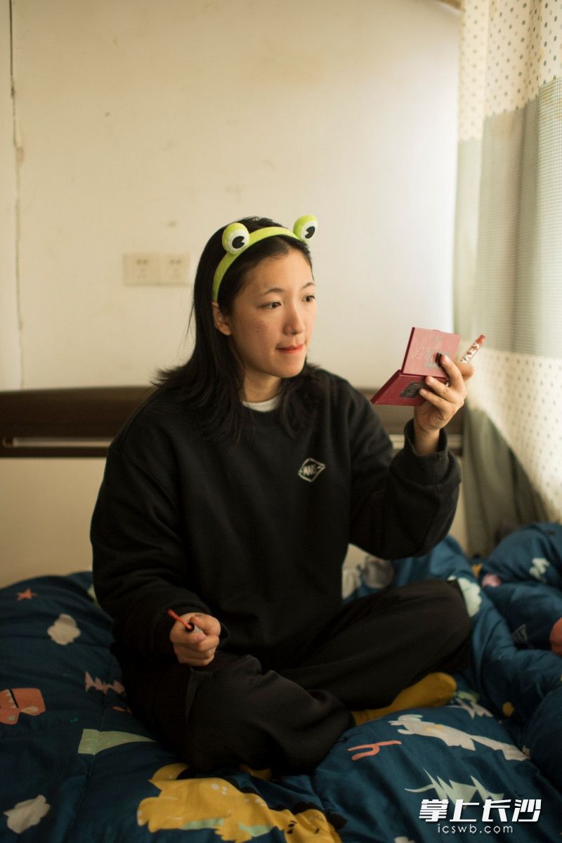 在做骑手之前,王勋开过西点店,也做过背包客。因为一次在长沙的旅游喜欢上这座城市,便在这边安顿下来。 在做骑手之前,王勋开过西点店,也做过背包客。因为一次在长沙的旅游喜欢上这座城市,便在这边安顿下来。