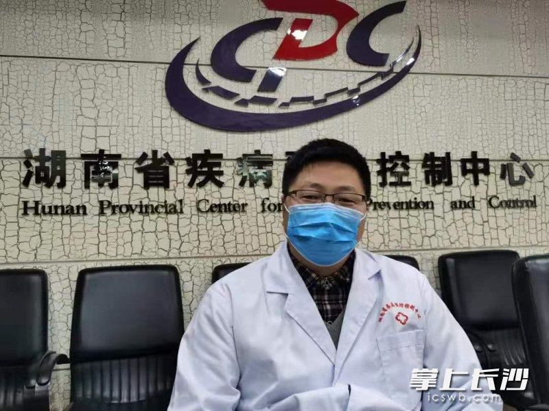 湖南省疾病预防控制中心应急办主任、主任医师刘富强在答记者问。