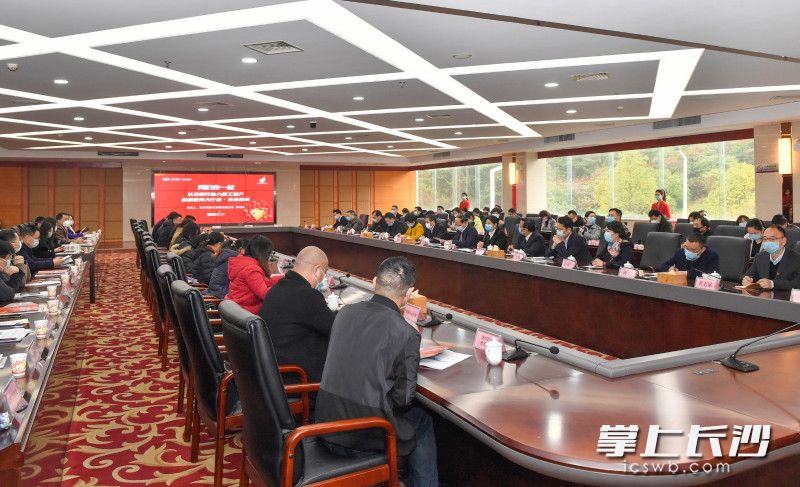 3月11日，由长沙银行、长沙晚报共同举办的“我们在一起——长沙银行助力复工复产金融服务大行动”走进株洲高新区。图片均为长沙晚报全媒体记者 邹麟 摄
