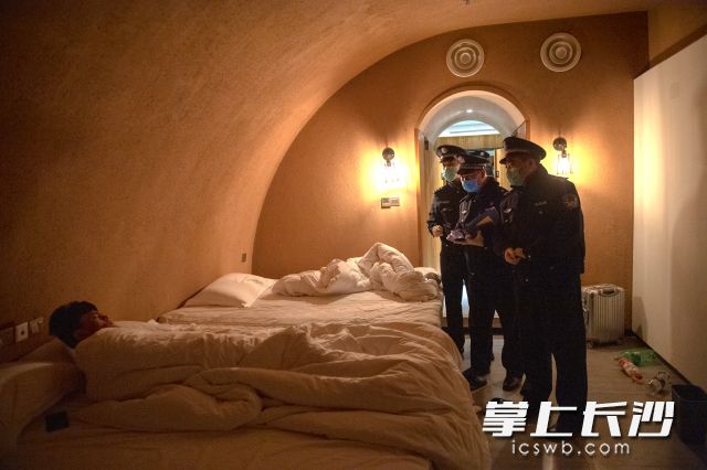 疫情防控期间，周康举（右一）和同事们对旅店进行排查。长沙晚报通讯员 肖毅 摄