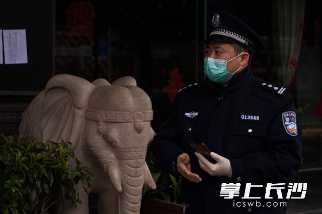 疫情防控期间，周康举和同事对酒店、宾馆强化检查。 长沙晚报通讯员 肖毅 摄