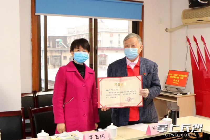 “五老”志愿者纷纷表示，将继续投身打赢疫情防控阻击战。
