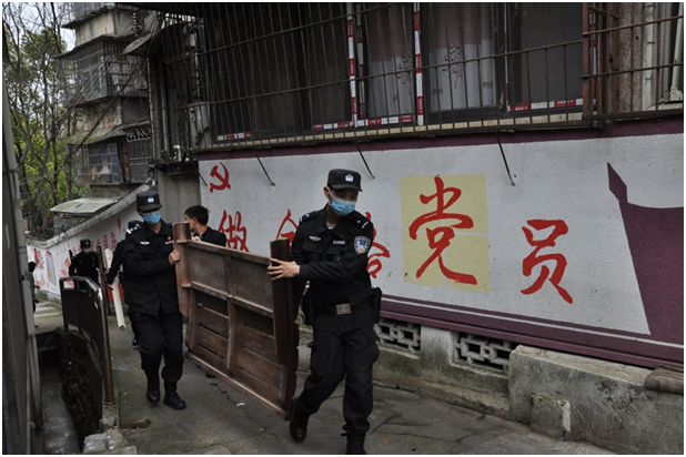 特警们给老人送去新床。 受访者供图